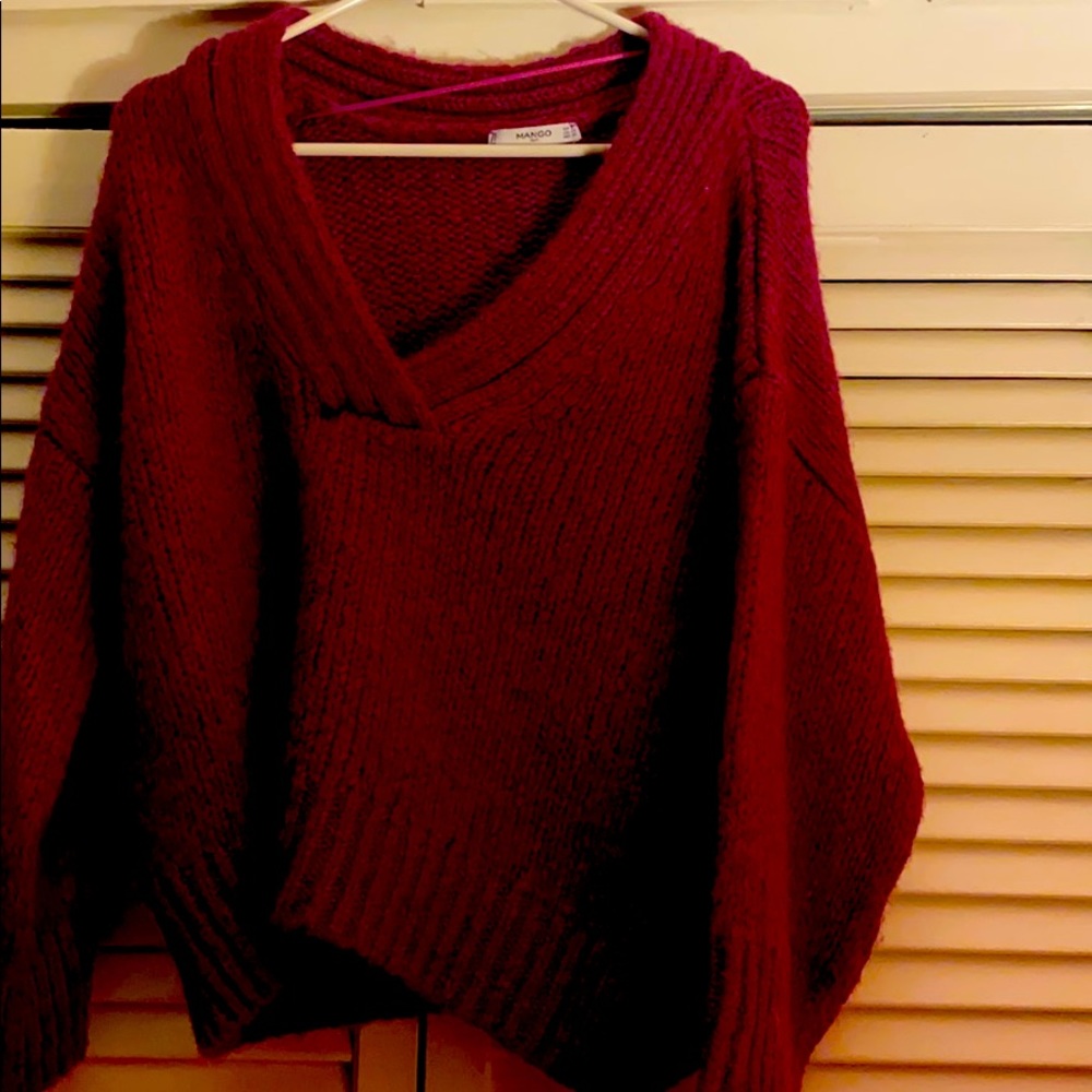 Warm hanging trendy sweater from Mango!